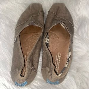 Woman’s TOMS slip ons - US Size 6